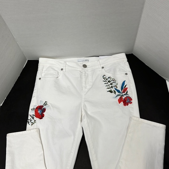 NWT LOFT Women’s Modern Skinny Jeans with Floral Embroidery at Hips - Picture 1 of 6